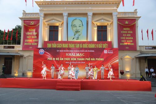 Mở đầu chương trình là các tiết mục nghệ thuật mang đậm dấu ấn thành phố Cảng do Nhà hát Nghệ thuật đương đại Hải Phòng biểu diễn, gồm: “Hải Phòng rực đỏ phượng bay”, “Hải Phòng ta”, hát múa “Hải Phòng tỏa sáng”.