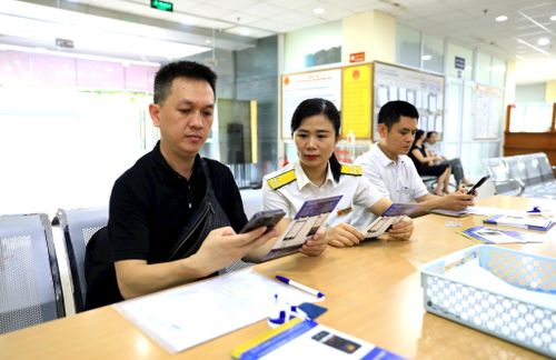 Hướng dẫn thủ tục cho người nộp thuế tại Thuế cơ sở 4 thành phố Hà Nội. Ảnh: ĐỖ TÂM