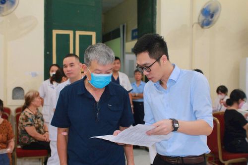 Người dân được hướng dẫn khám sức khoẻ miễn phí tại Bệnh viện Đa khoa Đống Đa. Ảnh: BVCC