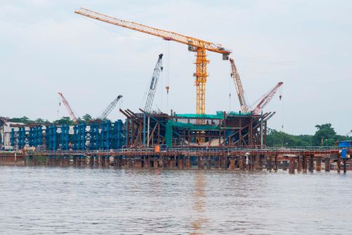 Những thân trụ bê tông đang dần tạo nên hình hài cây cầu. Ảnh: Ánh Dương