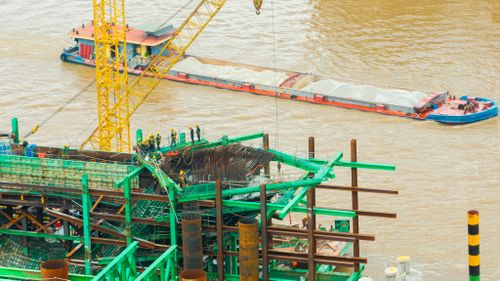 Trên đoạn sông thuộc dự án vẫn có hoạt động vận tải, dòng chảy thay đổi thường xuyên. Ảnh: Ánh Dương 