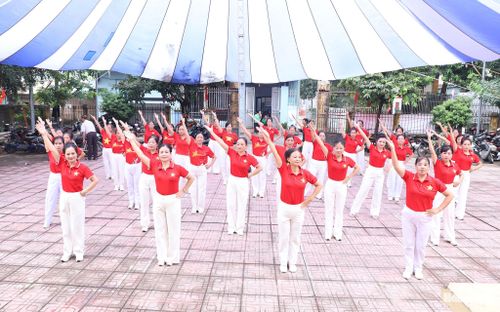 Hoạt động văn hóa văn nghệ diễn ra tại thiết chế văn hóa - khu thể thao thôn Tân Kiều. Ảnh: Mai Quý