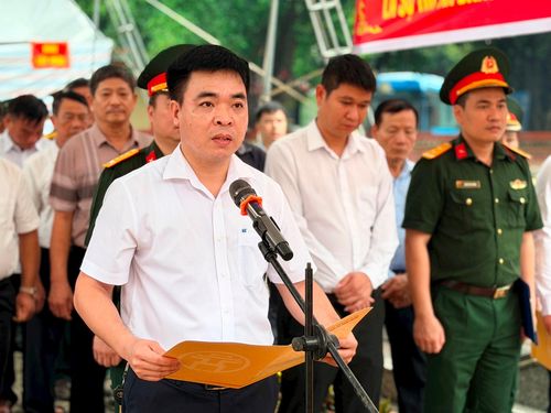 Phó Chủ tịch UBND xã Phúc Thịnh Lê Thế Chuyên phát biểu tại buổi lấy mẫu. Ảnh: Thanh Hà