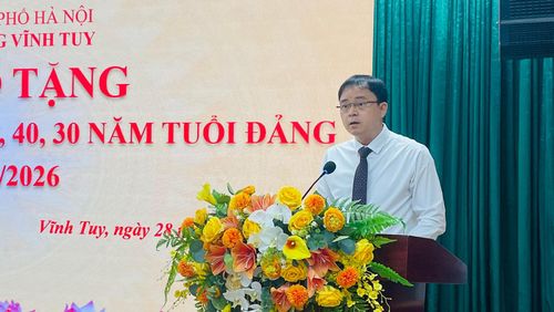 Đồng chí Nguyễn Quang Trung, Bí thư Đảng ủy, Chủ tịch HĐND phường Vĩnh Tuy phát biểu tại buổi lễ. Ảnh: Việt Thắng