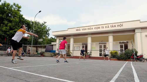 Người dân giao lưu cầu lông, góp phần duy trì phong trào thể thao cộng đồng. Ảnh: Đỗ Duẩn