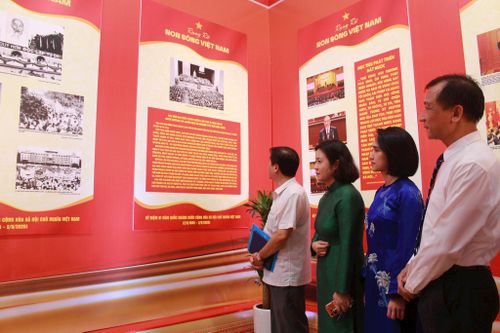 Các đại biểu tham quan triển lãm. Ảnh: V.G