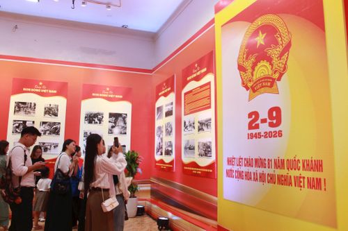 Các bạn trẻ lưu lại khoảnh khắc những ngày thu cách mạng tại triển lãm. Ảnh: V.G