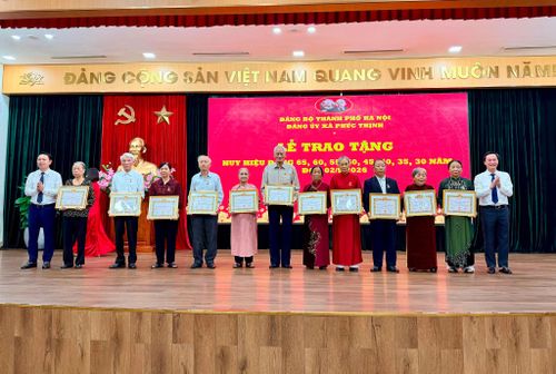 Lãnh đạo Đảng uỷ xã Phúc Thịnh tặng huy hiệu cho các đảng viên. Ảnh: Thanh Hà