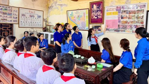 Đoàn Thanh niên Trường THCS Thịnh Liệt tổ chức hành trình về với các địa chỉ đỏ trên địa bàn, cùng đoàn viên, thanh thiếu niên tìm hiểu về truyền thống lịch sử, văn hóa của quê hương. Ảnh: Cơ sở