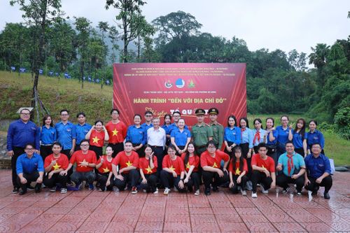 Tuổi trẻ phường Ba Đình đã tổ chức chương trình sinh hoạt chính trị và Lễ chào cờ "Tôi yêu Tổ quốc tôi" tại Khu di tích ATK - Thái Nguyên. Ảnh: Cơ sở
