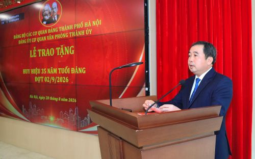Bí thư Thành ủy Hà Nội Trần Đức Thắng phát biểu tại buổi lễ. Ảnh: Quang Thái