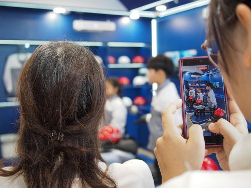 Ngày trong ngày đầu mở cửa, trung tâm mới đã thu hút nhiều bậc phụ huynh đưa con em tới trải nghiệm. Ảnh: Hoàng Linh