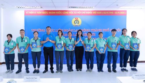 Lãnh đạo LĐLĐ thành phố Hà Nội trao mỗi suất quà trị giá 1 triệu đồng cho công nhân có hoàn cảnh khó khăn của Công ty TNHH Canon Việt Nam.Ảnh:NA.