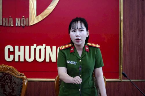 Trung tá Vũ Hồng Linh, Phó Trưởng phòng PC07, Công an Hà Nội đánh giá về công tác phòng cháy, chữa cháy tại Chương Mỹ sau các vụ cháy. Ảnh: Huệ Chi
