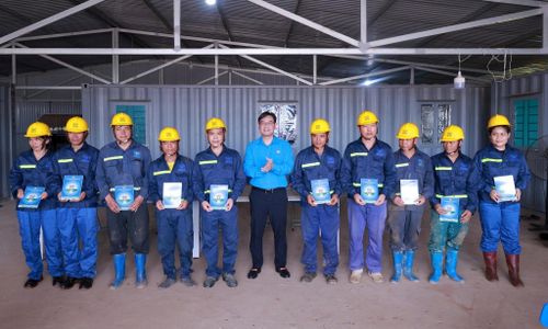 Dịp này, LĐLĐ thành phố Hà Nội trao quà động viên tập thể công nhân và 30 công nhân lao động, mỗi suất trị giá 1 triệu đồng tiền mặt. Ảnh: PV