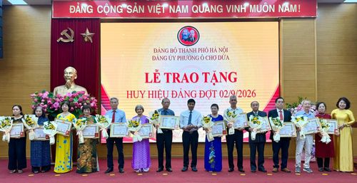 Các đồng chí lãnh đạo phường Ô Chợ Dừa trao Huy hiệu Đảng đợt 2-9-2026 tặng các đảng viên. Ảnh: H.Duy