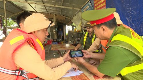 Chủ động phối hợp cùng công an các xã, phường lên phương án bảo đảm an toàn cho người dân. Ảnh: Đức Tuấn