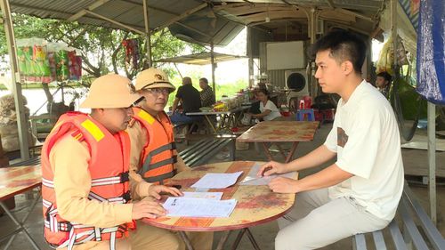 Yêu cầu các chủ bến, chủ phương tiện ký cam kết bảo đảm an toàn giao thông đường thuỷ. Ảnh: Đức Tuấn