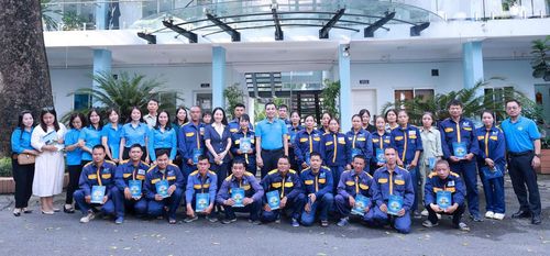 Phó Chủ tịch Thường trực Liên đoàn Lao động thành phố Hà Nội Lê Đình Hùng chụp ảnh lưu niệm cùng công nhân thoát nước làm nhiệm vụ trực lễ dịp Quốc khánh 2-9. Ảnh: N Ánh.
