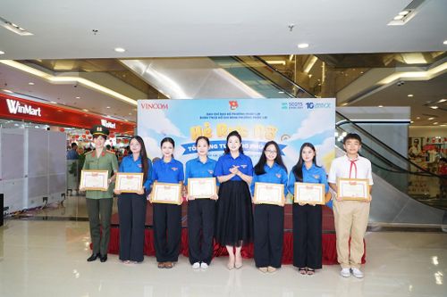 Tập thể, cá nhân có thành tích xuất sắc trong hoạt động hè năm 2026. Ảnh: Nguyễn Bình