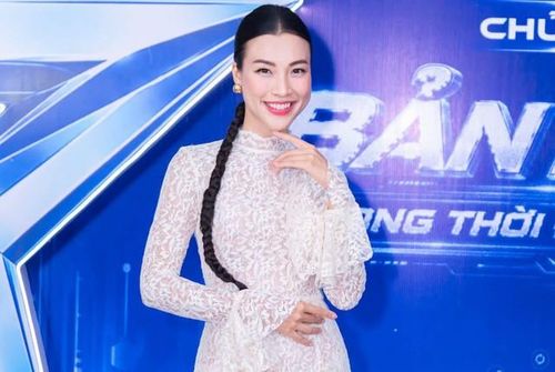 Hiện tại, cuộc sống của Á hậu Hoàng Oanh không quá ồn ào. Những ngày không có lịch làm việc sớm, Hoàng Oanh thường đưa Max đi học rồi trở về nhà làm việc, uống cà phê hoặc học thêm tiếng Anh và những chuyên ngành cô quan tâm.