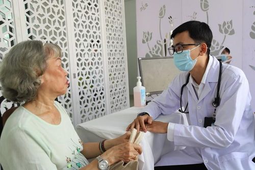 Đầu tư cho bác sĩ là đầu tư dài hạn. Ảnh: P.Thương.