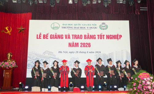 GS-TS.TTND Lê Ngọc Thành, Hiệu trưởng trường Đại học Y Dược (Đại học Quốc gia Hà Nội) trao bằng tốt nghiệp cho các sinh viên. Ảnh: Ngọc Linh