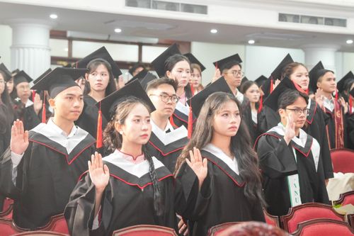 Các bác sĩ, dược sĩ và cử nhân trong ngày tốt nghiệp. Ảnh: Ngọc Linh
