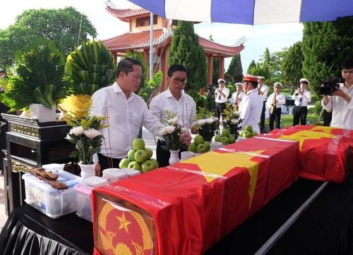Lãnh đạo phường thắp nhang tưởng niệm các anh linh liệt sĩ. Ảnh: Anh Tuấn