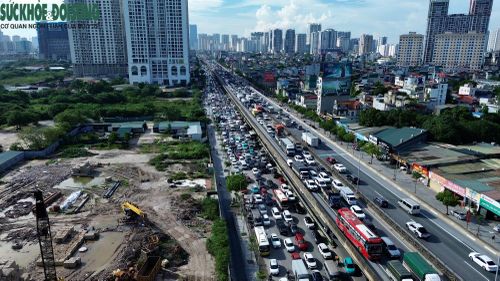 Tại khu vực các tuyến đường bên dưới đường vành đai, các tuyến đê, lượng phương tiện tăng rõ rệt, nhiều dòng xe di chuyển nối tiếp nhau. Các nút giao thông trong khu vực nội thành cũng bắt đầu đông, đặc biệt vào thời điểm cuối giờ làm việc. (Ảnh Thành Long)