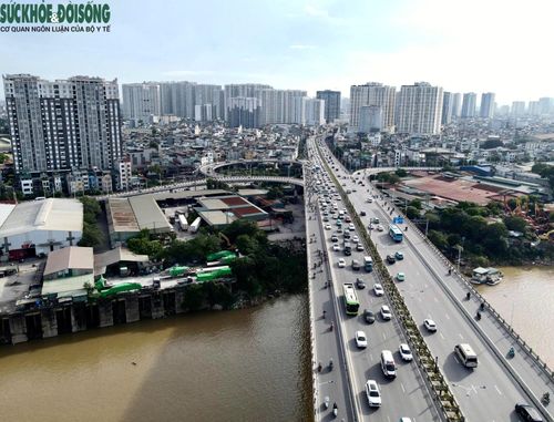 Trong khi đó, tại cầu Vĩnh Tuy và cầu Thanh Trì, lượng phương tiện chưa tăng quá cao, giao thông vẫn tương đối thông thoáng so với một số cây cầu khác. (Ảnh Thành Long)