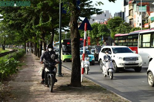 Người đi xe máy leo vỉa hè để thoát cảnh ùn tắc tại 1 số tuyến đường. (Ảnh Thành Long)