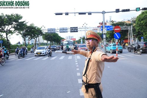 Lực lượng chức năng có mặt tại nhiều nút giao trọng điểm, chủ động phân luồng, điều tiết giao thông, bảo đảm an toàn và hạn chế nguy cơ ùn tắc khi lượng phương tiện tăng cao. (Ảnh Thành Long)