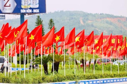 Cờ Đảng, cờ Tổ quốc tung bay trong gió, tạo nên khung cảnh trang trọng, rực rỡ trên đường phố. Ảnh: Nguyễn Thanh Tùng