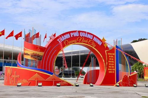 Không gian trang trí chào mừng thành phố Quảng Ninh tại khu vực Cung Quy hoạch, Hội chợ và Triển lãm tỉnh, tạo điểm nhấn rực rỡ trong những ngày lễ lớn. Ảnh: Nguyễn Thanh Tùng