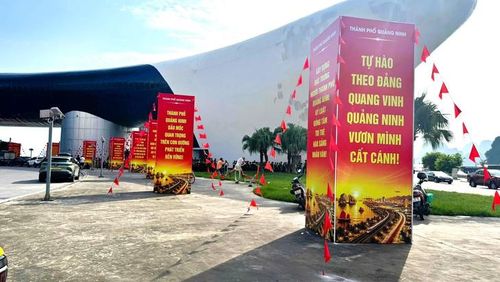Khu vực Cung Quy hoạch, Hội chợ và Triển lãm tỉnh Quảng Ninh được trang hoàng rực rỡ với cờ, pano, khẩu hiệu, tạo không khí phấn khởi chào mừng thành phố Quảng Ninh và Quốc khánh 2/9. Ảnh: Tiến Sinh