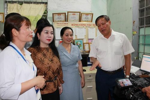 PGS.TS Phan Lê Thu Hằng cùng lãnh đạo Bộ Y tế thăm Trạm y tế ở Đồng Nai. Ảnh: Mimosa