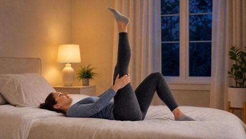 Trong quá trình kéo giãn gân kheo, nếu cảm thấy căng quá mức, hãy hạ chân xuống một chút. Ảnh minh họa AI.