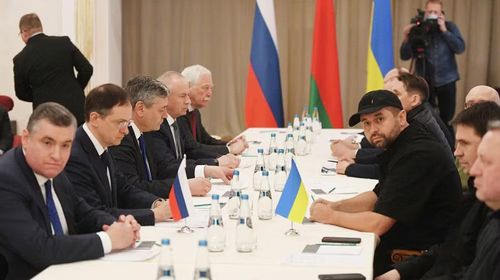 Moscow yêu cầu Ukraine nhượng lại toàn bộ Donbass, coi đây là một trong những điều kiện để chấm dứt xung đột. Kiev bác bỏ yêu cầu này và tiếp tục kêu gọi ngừng bắn dọc chiến tuyến hiện tại.