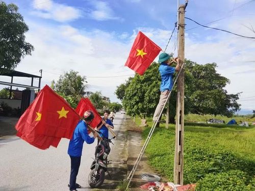 Sắc đỏ rộn ràng trên những miền quê.