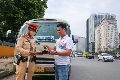 Tiếp tục tăng cường kiểm tra, tuyên truyền đối với xe khách, xe hợp đồng