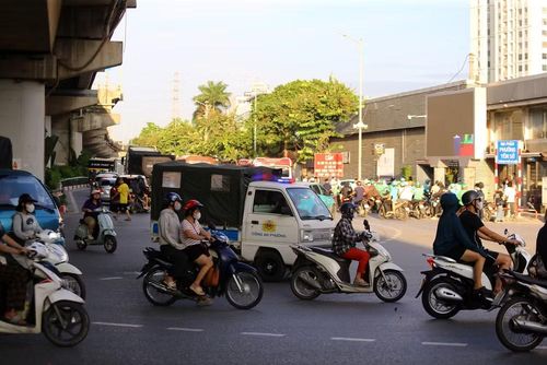 Từng dòng xe được hướng dẫn di chuyển theo các hướng phù hợp, góp phần hạn chế xung đột giao thông