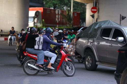 Xe máy chở theo hành lý, đồ đạc của người dân, tạo nên không khí nhộn nhịp trên những tuyến đường cửa ngõ Thủ đô