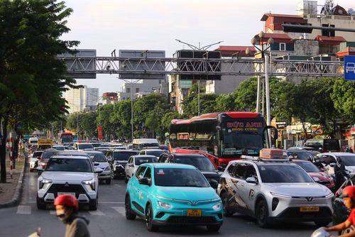 Dòng phương tiện ken đặc trên đường Giải Phóng, một trong những tuyến cửa ngõ phía Nam Hà Nội có lưu lượng phương tiện tăng cao trong dịp nghỉ lễ