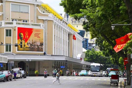 Từ những tuyến phố lớn đến các khu vực trung tâm, không khí chào mừng Quốc khánh hiện diện qua từng lá cờ, tấm pano