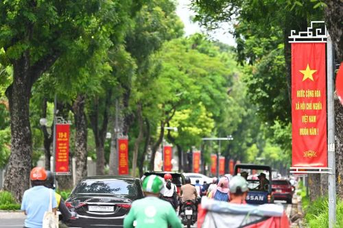 Người dân Thủ đô đi giữa những tuyến phố rợp cờ hoa