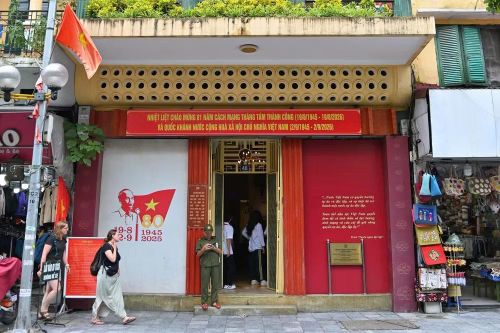 Trước thềm Quốc khánh 2/9, ngôi nhà 48 Hàng Ngang rực rỡ sắc cờ, gợi nhắc một địa chỉ đặc biệt trong lịch sử dân tộc