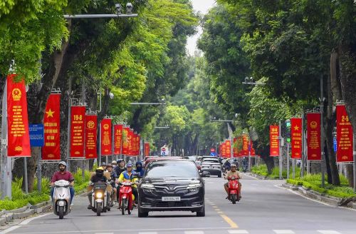 Các tuyến đường được chỉnh trang, trang trí đồng bộ, mang đến diện mạo khang trang cho Thủ đô trước thềm Quốc khánh