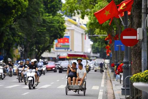 Trong nhịp sống sôi động của Thủ đô, từng chiếc xích lô gợi lên hình ảnh một Hà Nội thanh lịch, văn hiến và giàu sức sống.