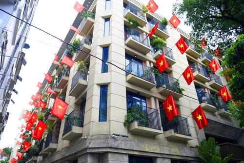 Từ những tuyến phố trung tâm, sắc đỏ của cờ Tổ quốc phủ rộng trên các tòa nhà cao tầng, tạo không khí rộn ràng chào mừng 81 năm Quốc khánh
